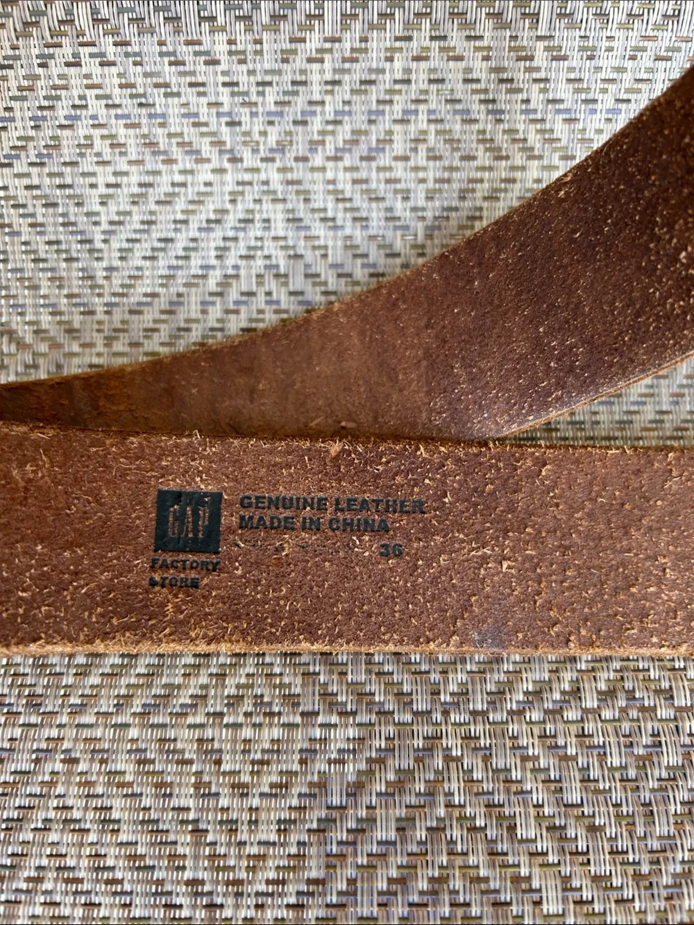 GAP Classic Brown Leather Men's Belt with Brass colored Buckle. Size 36